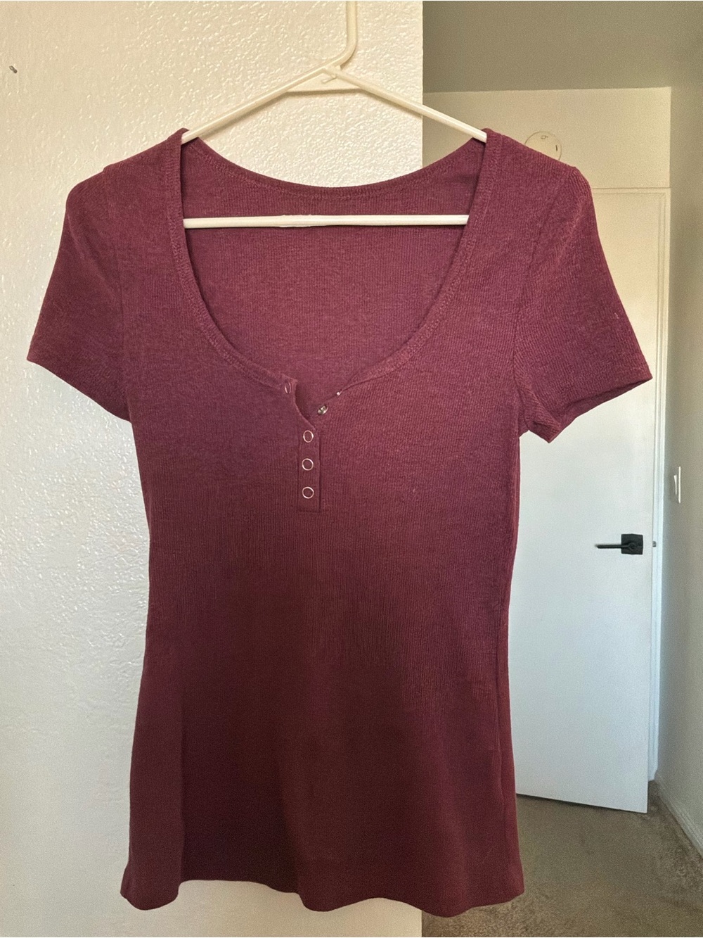 Women’s Maroon Ribbed Short Sleeve Henley Top – Scoop Neck with Snap Buttons